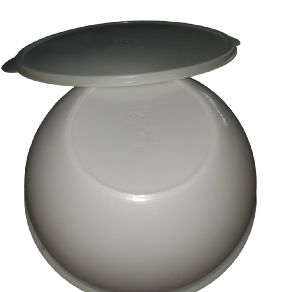 Vintage Eagle super seal bowl with lid Excellent condition  white